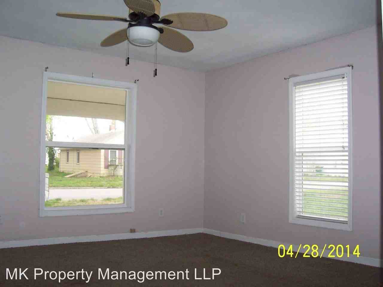 302 Ash St - Photo 2 of 12