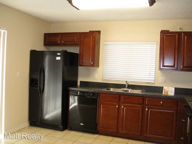 1446 Park Shore Cir - Photo 2 of 16