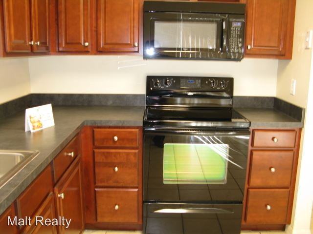 1446 Park Shore Cir - Photo 3 of 16