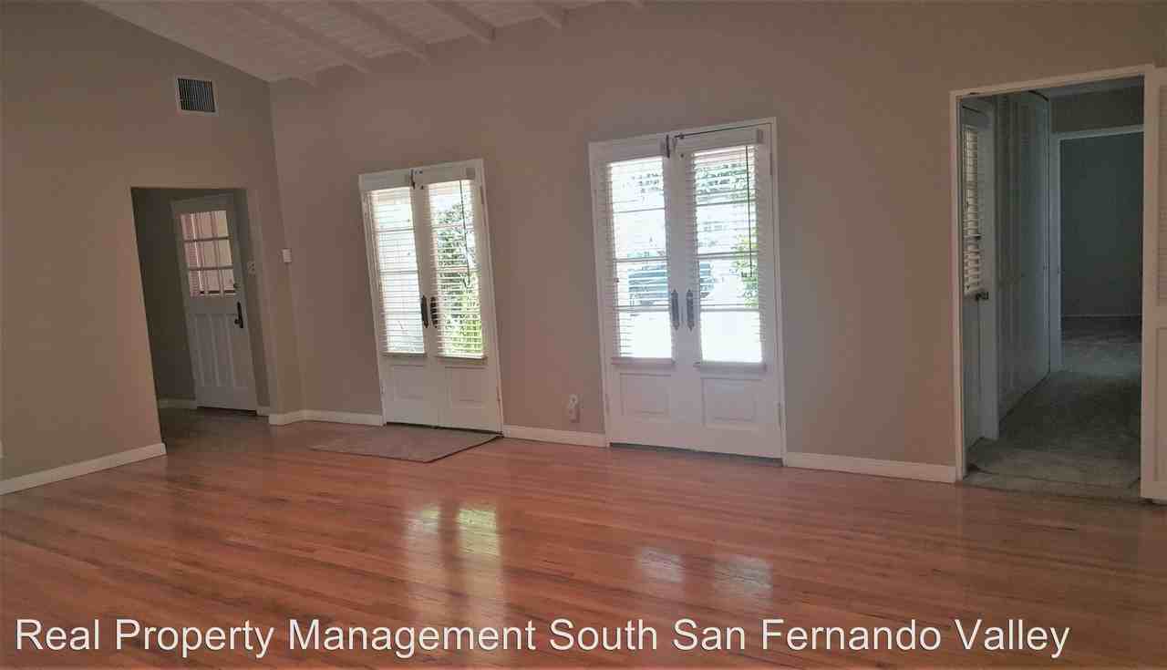 12135 Morrison St - Photo 3 of 17