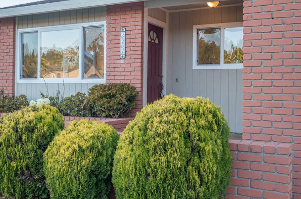 2501 Shannon Dr - Photo 2 of 15