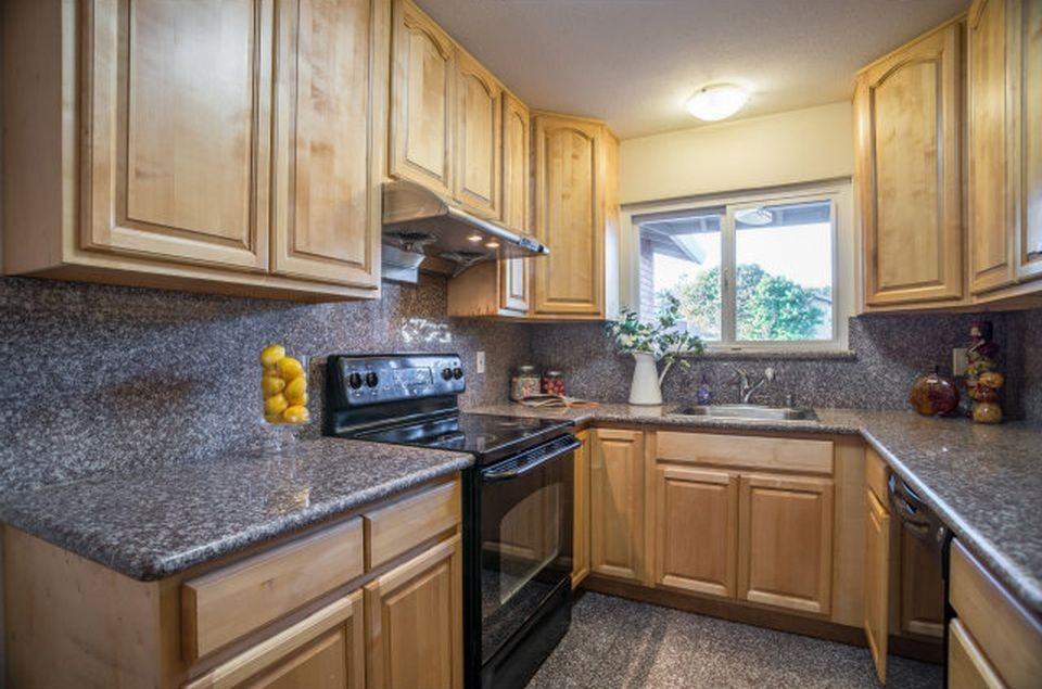 2501 Shannon Dr - Photo 3 of 15