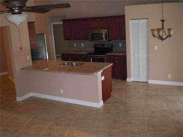 4244 NW 38th Dr - Photo 3 of 7