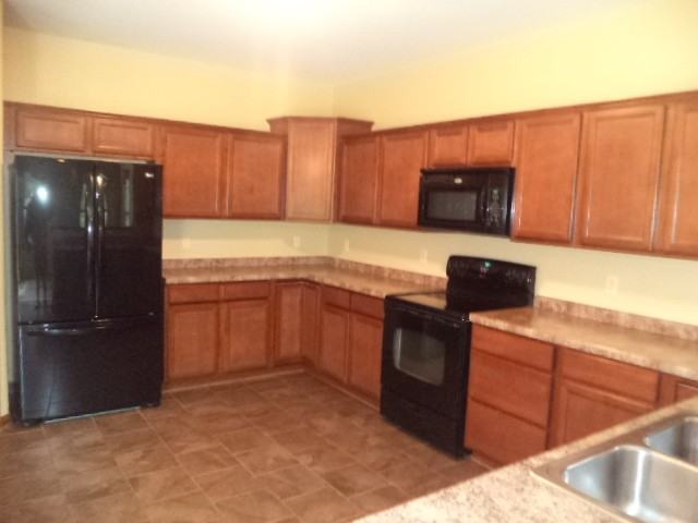 784 Medina Dr - Photo 3 of 14