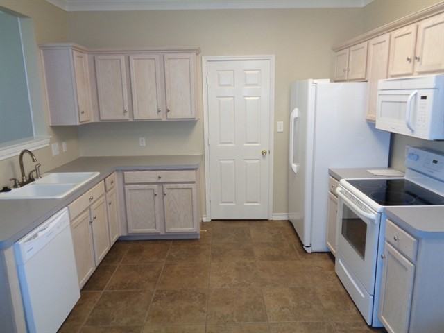 2421 Wildwood Ln - Photo 2 of 10