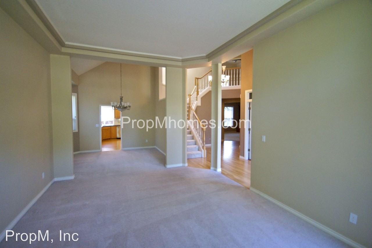 844 Nicole Ct - Photo 3 of 32