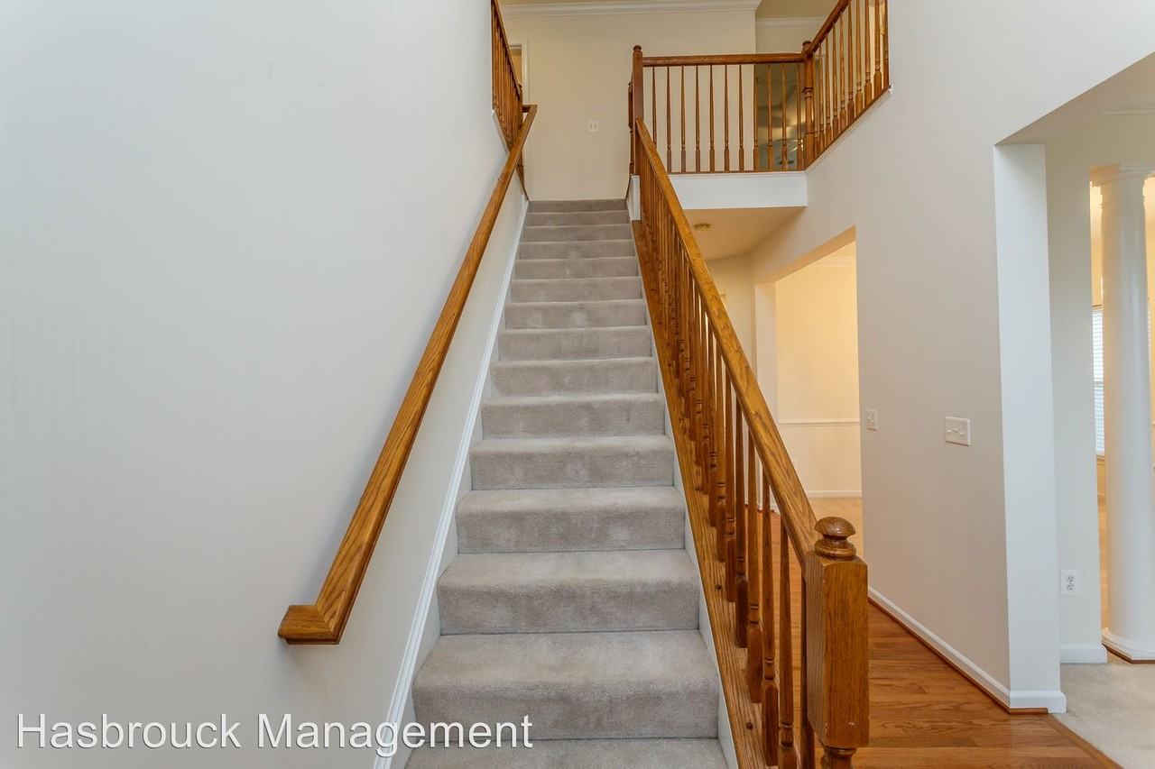 82 Elizabeth Dr - Photo 3 of 50