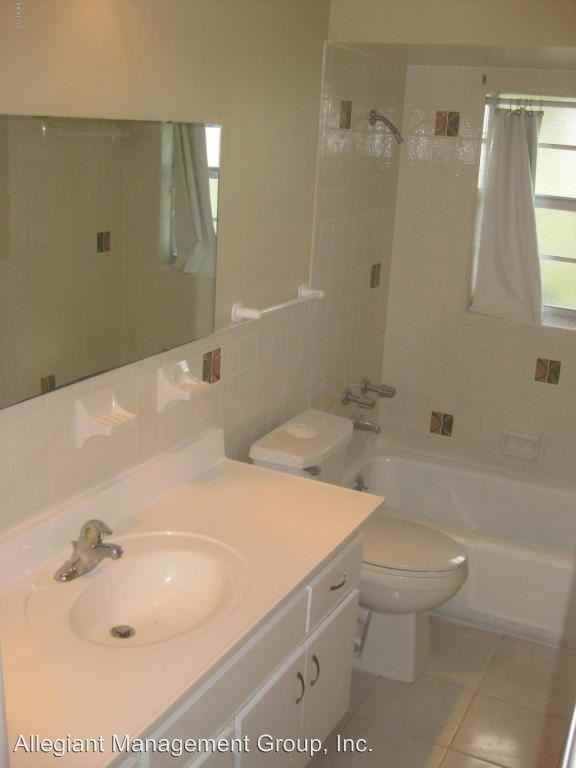 211 Cartier Ave - Photo 3 of 7