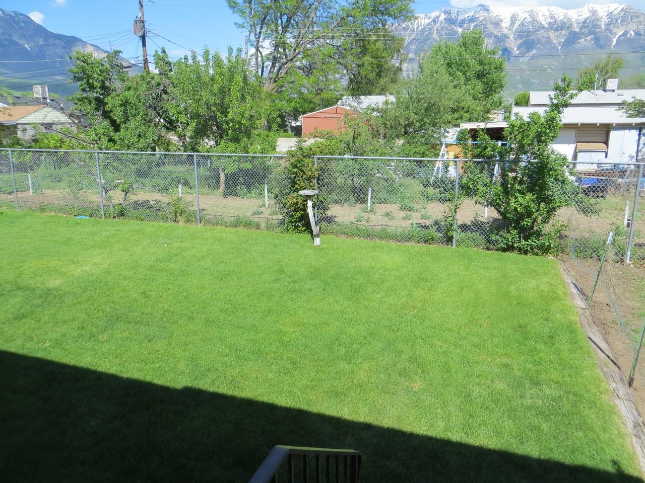 274 200 E - Photo 2 of 27