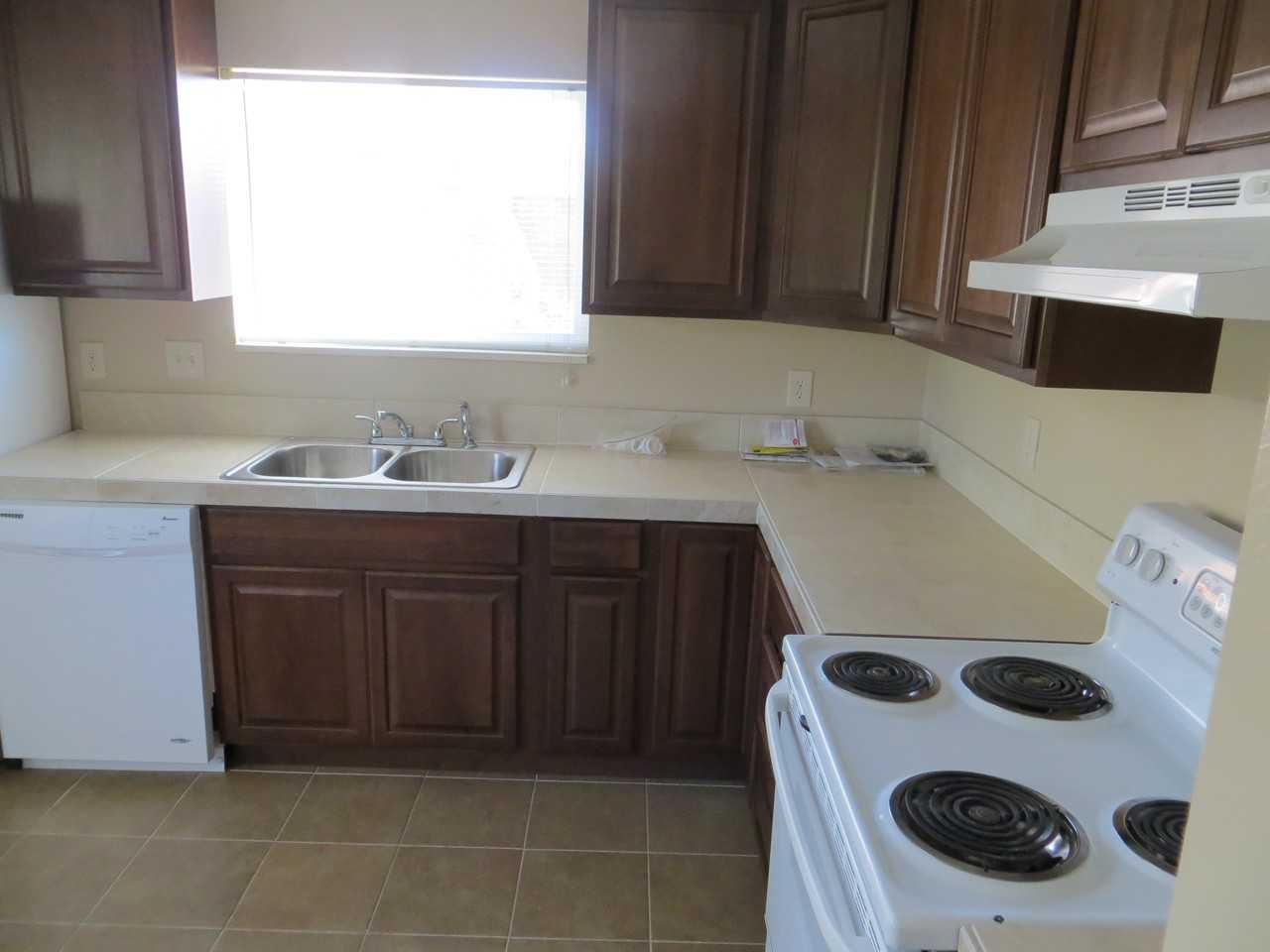 274 200 E - Photo 3 of 27