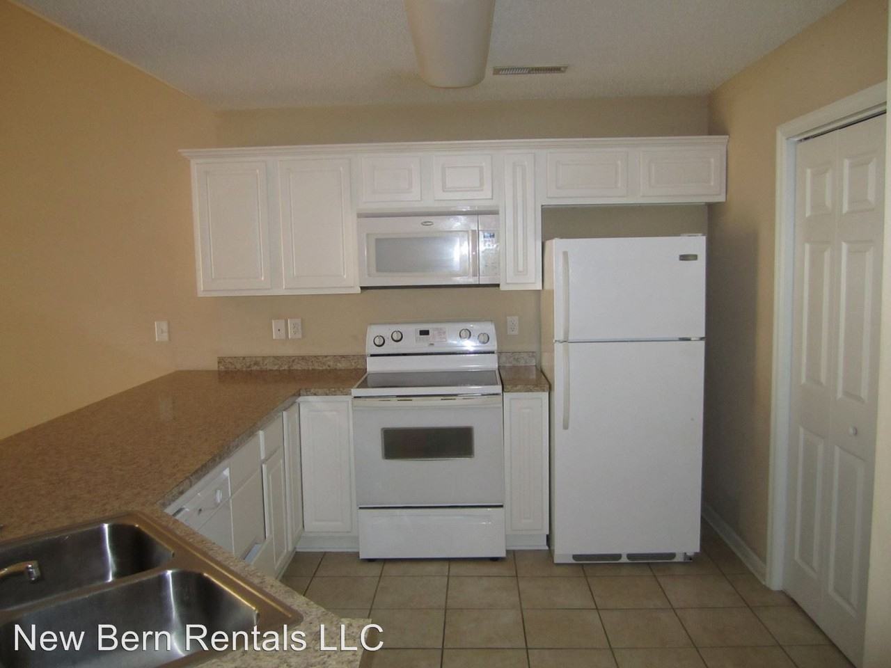 423 Nordhoff St - Photo 2 of 13