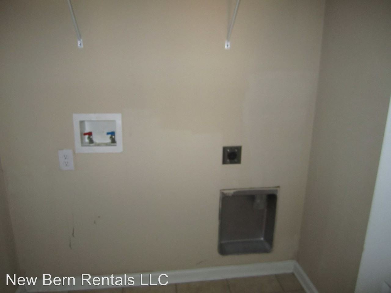 423 Nordhoff St - Photo 3 of 13