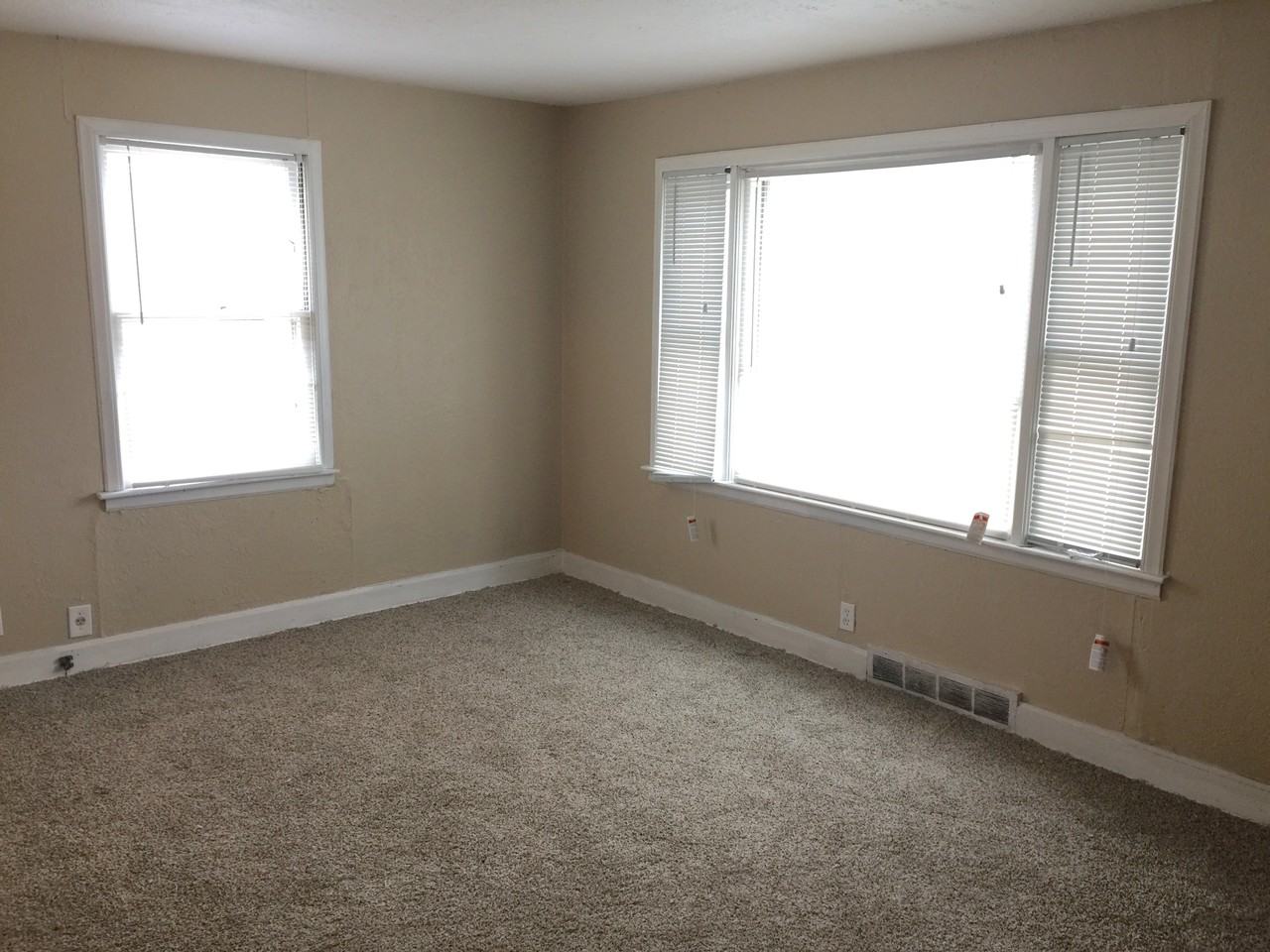 5521 Hardesty Ave - Photo 3 of 5