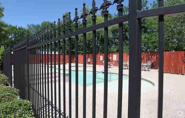 Lovett Manor - Photo 2 of 3