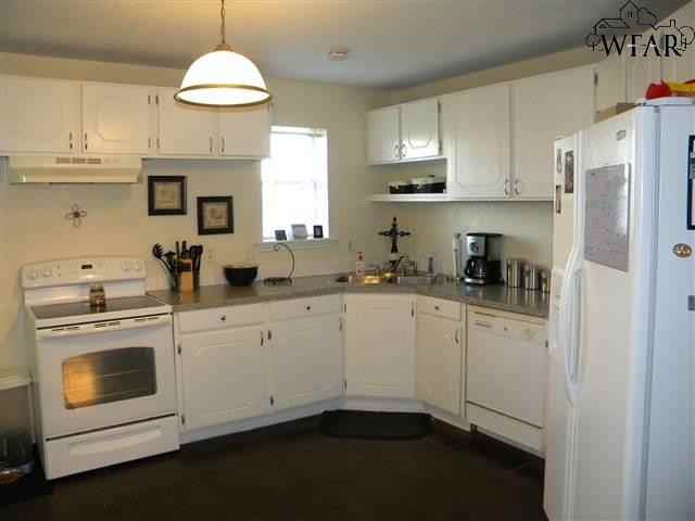 5130 Lakeshore Dr - Photo 2 of 9