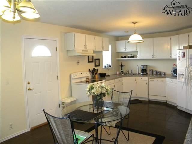 5130 Lakeshore Dr - Photo 3 of 9