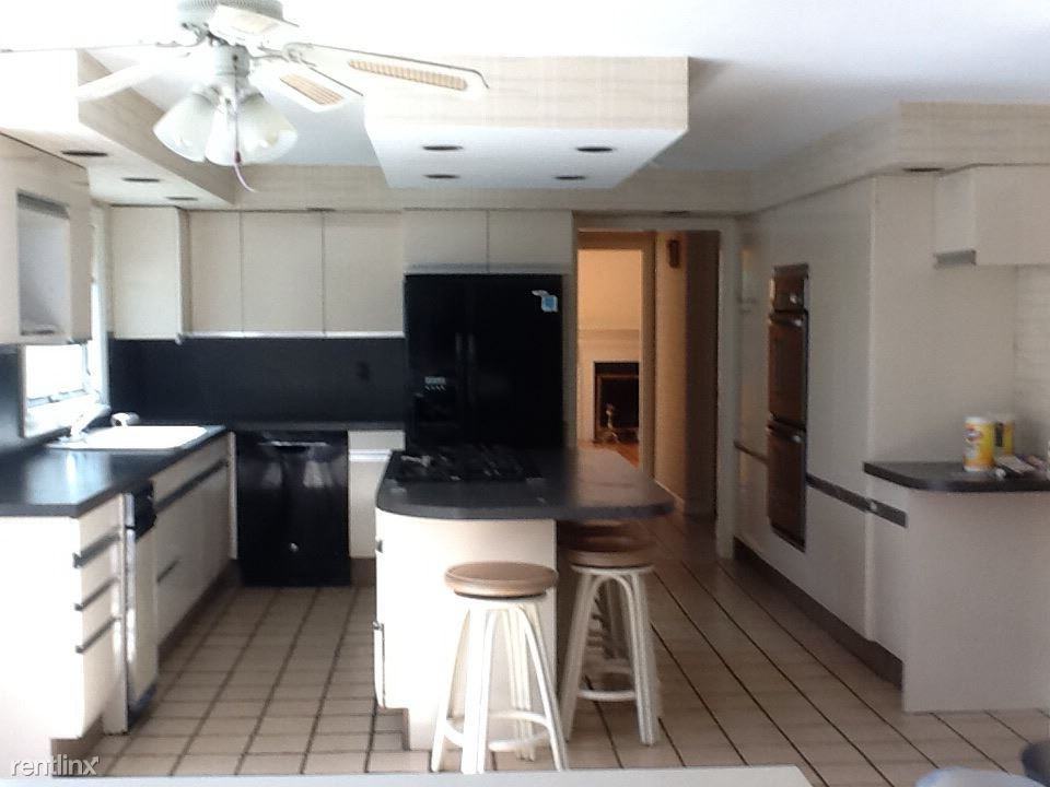 145 Lincoln Ave - Photo 2 of 8