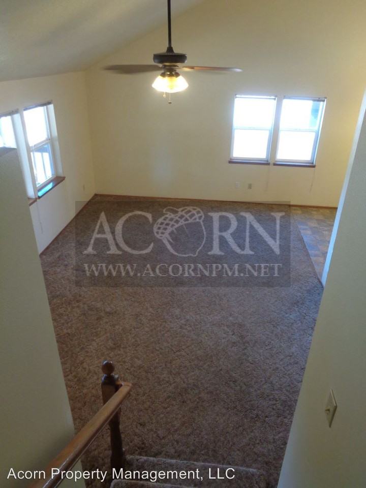 517 Pioneer Pkwy E - Photo 3 of 24