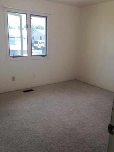 717 W 1st St - Photo 3 of 7