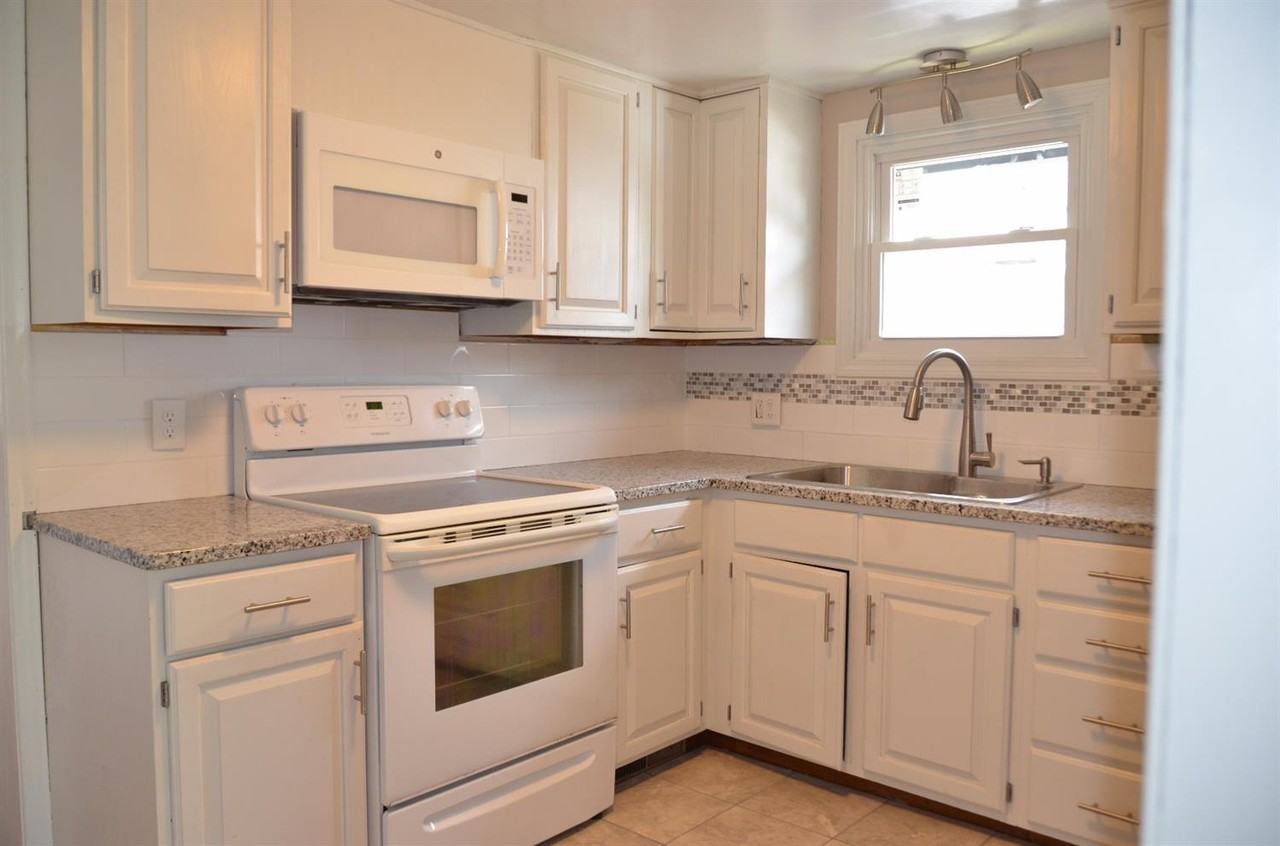 138 Dexter St - Photo 3 of 11