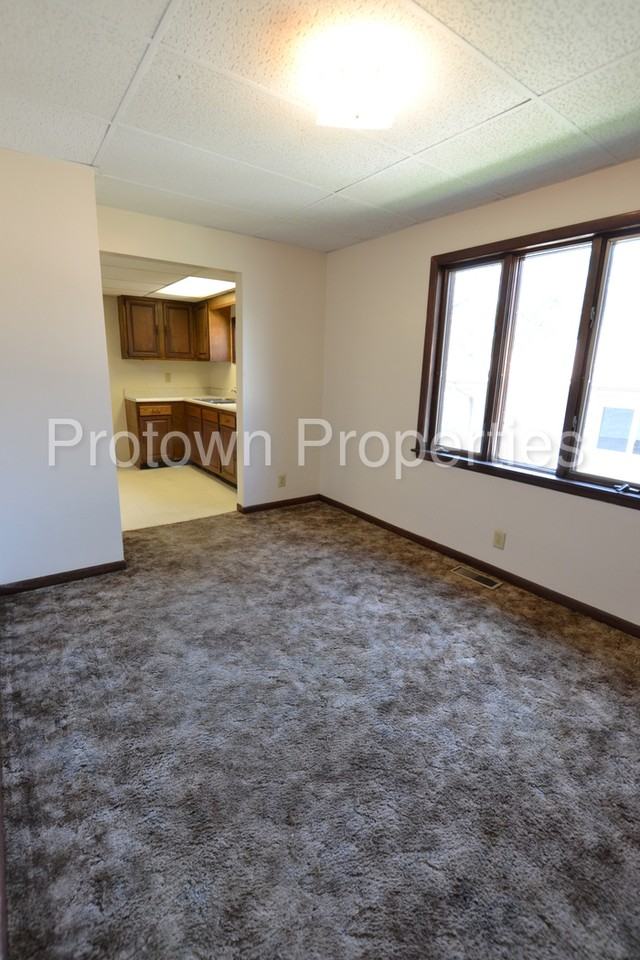 145 W Oak St - Photo 3 of 8