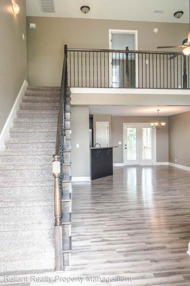 439 Leslie Wood Dr - Photo 2 of 21