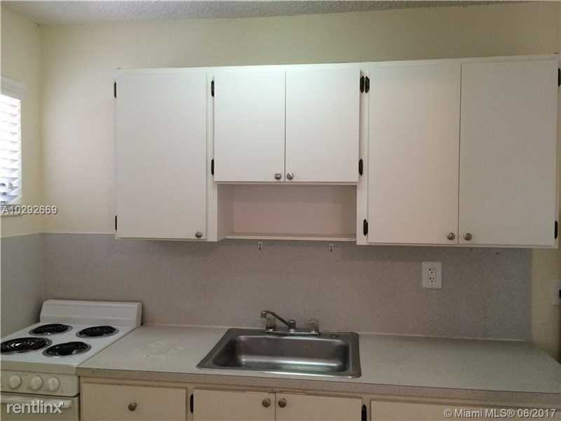 11346 SW 2nd St - Photo 3 of 9