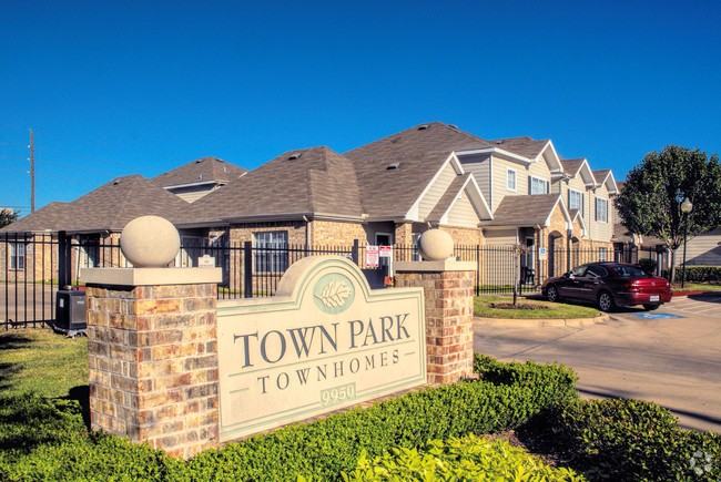 Town Park Townhomes - Photo 3 of 3