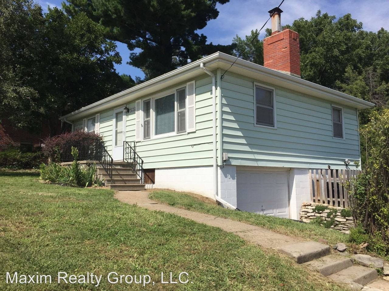 7626 N Maple St - Photo 2 of 8