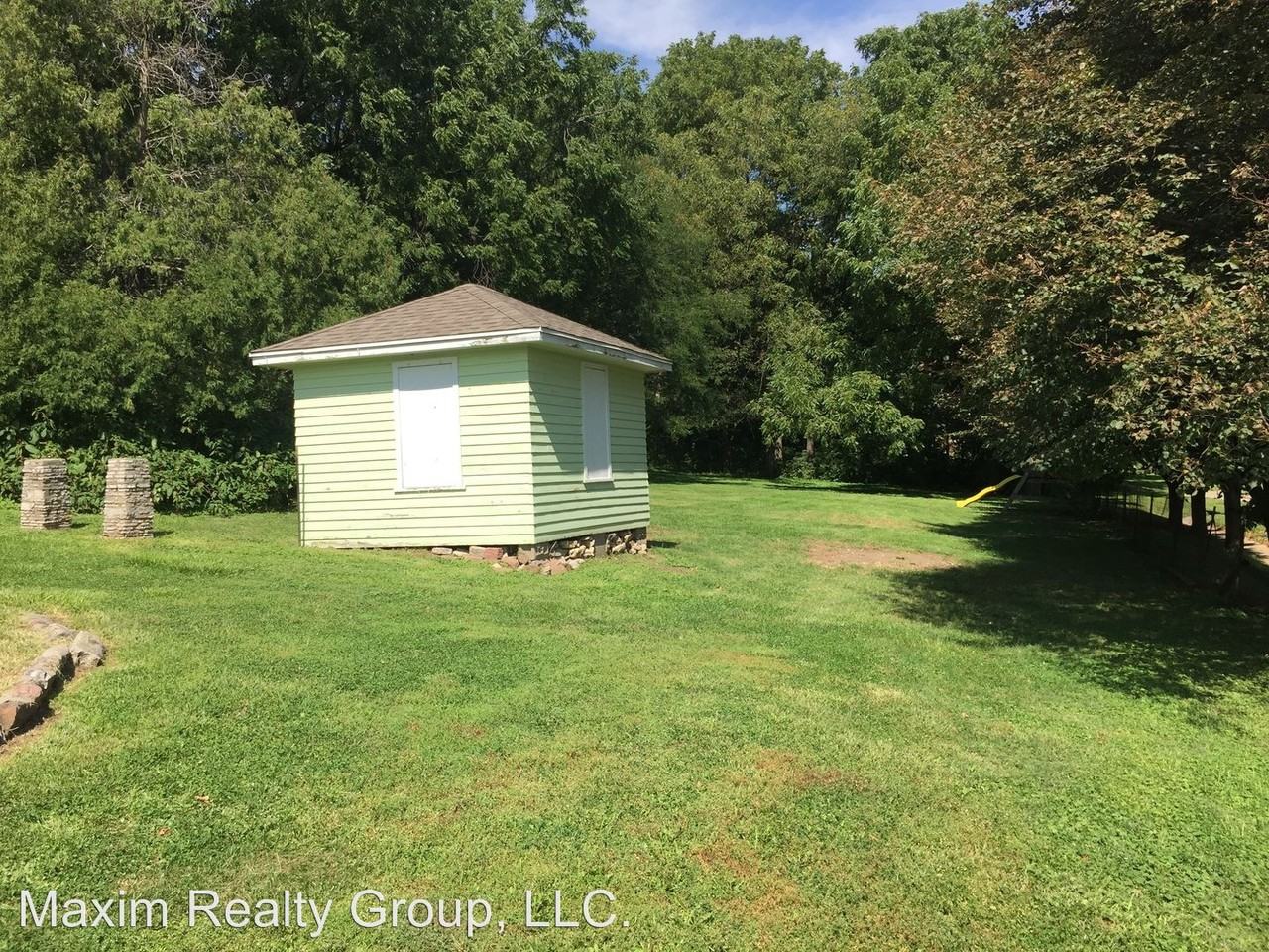 7626 N Maple St - Photo 3 of 8