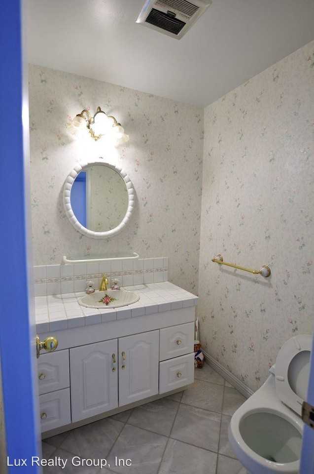 3035 Arguello Dr - Photo 3 of 32