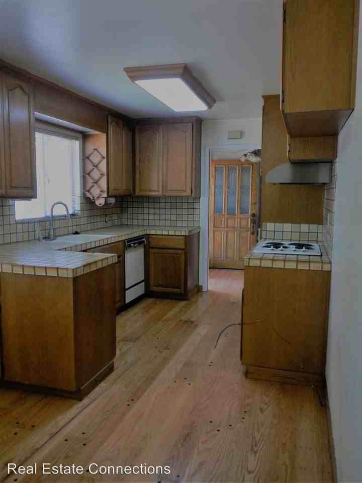 1530 Queensbury Ave - Photo 2 of 12