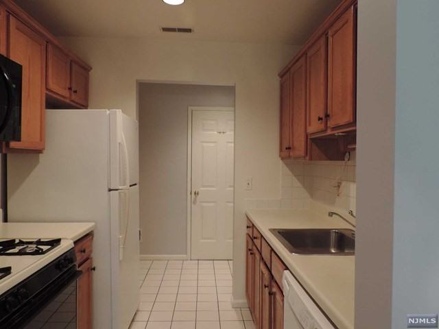 1 Vernon Ct #9-1 - Photo 3 of 9