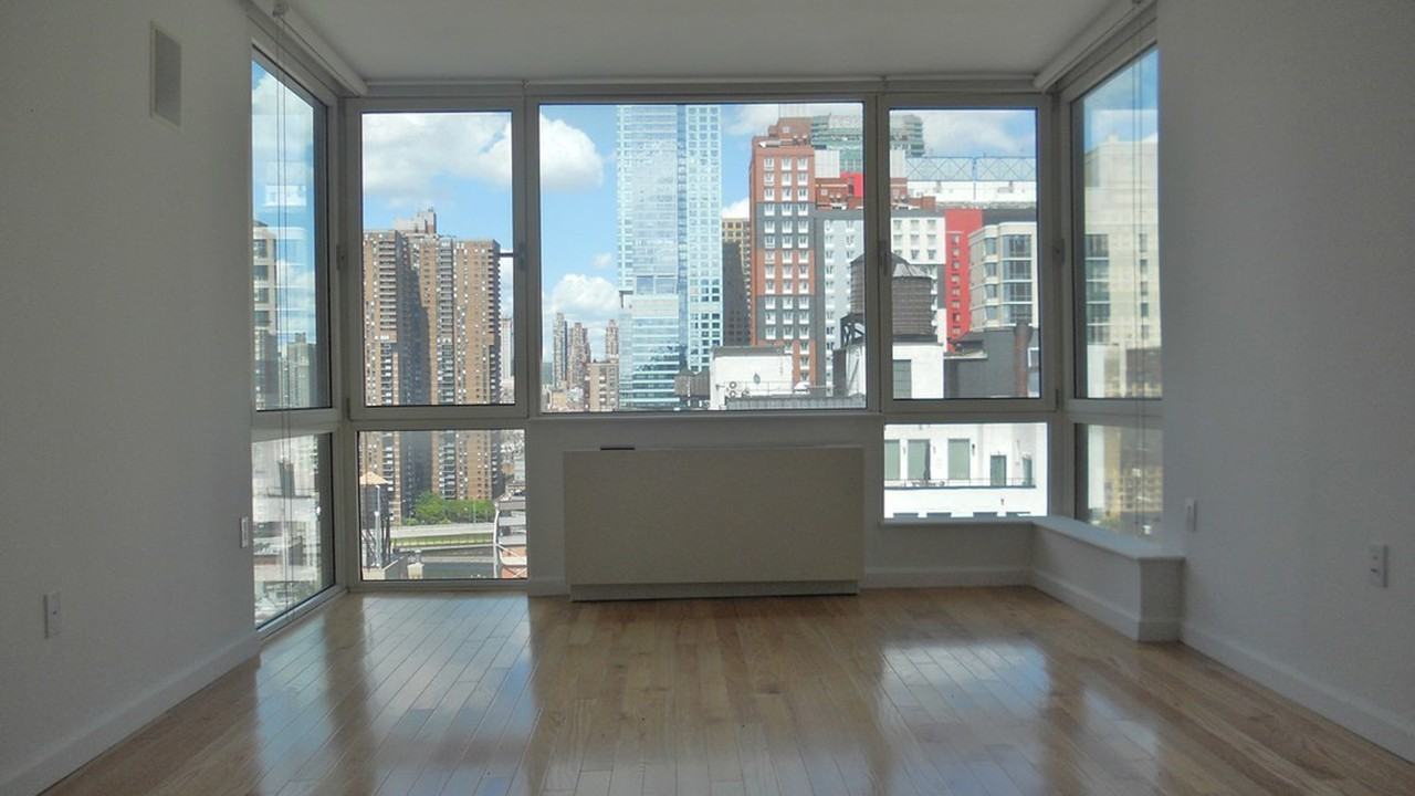 350 W 37th St - Photo 2 of 5