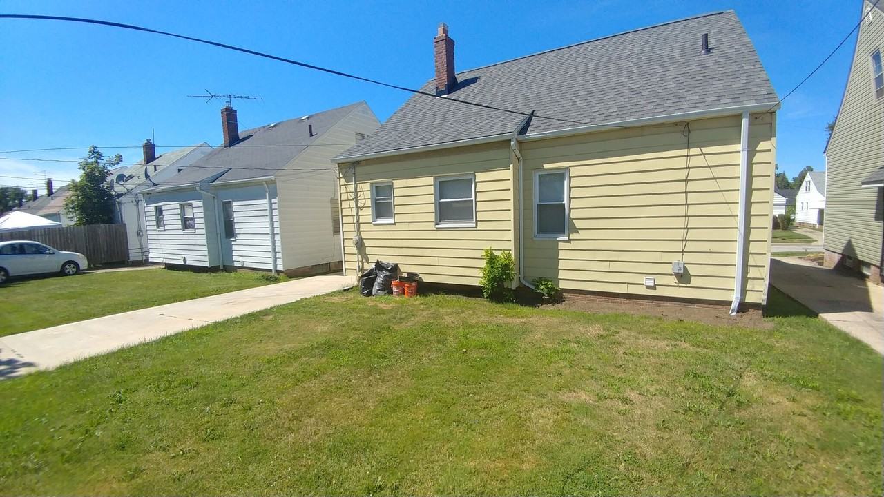 3794 Salisbury Rd - Photo 3 of 28