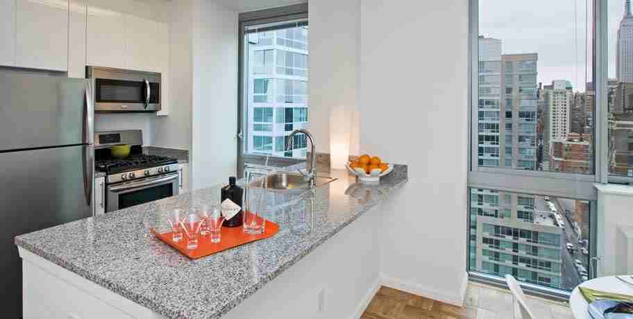505 W 37th St - Photo 2 of 5