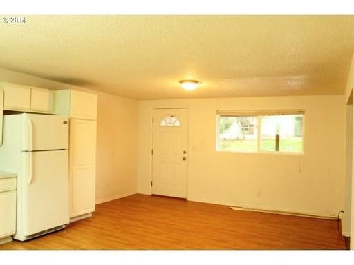 183 NE Baker St - Photo 3 of 8