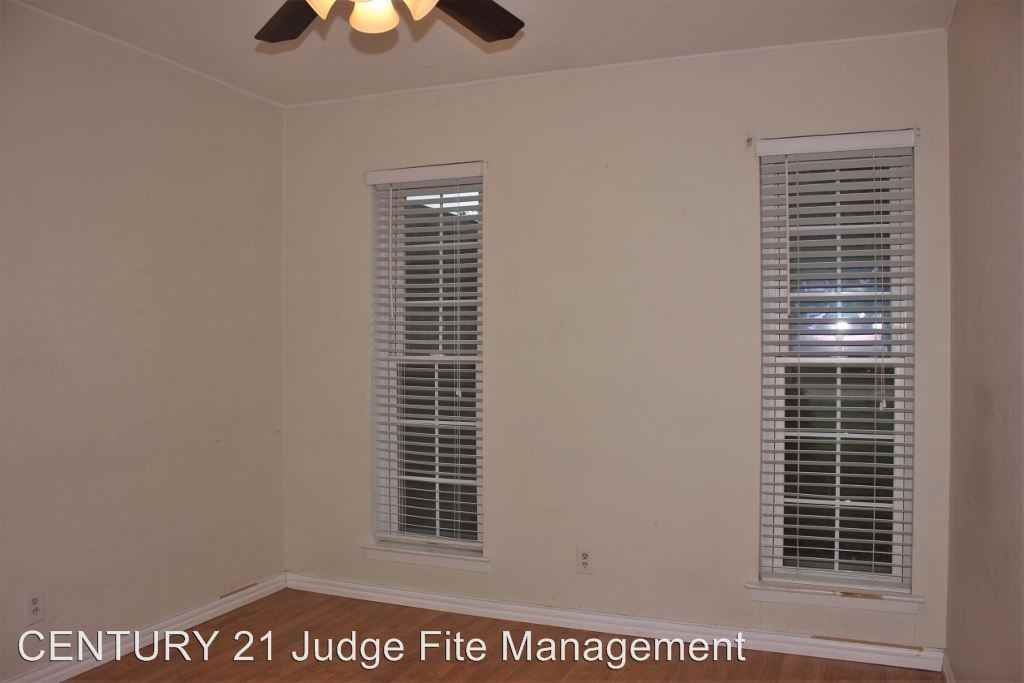 1009 Fayette Dr - Photo 3 of 17