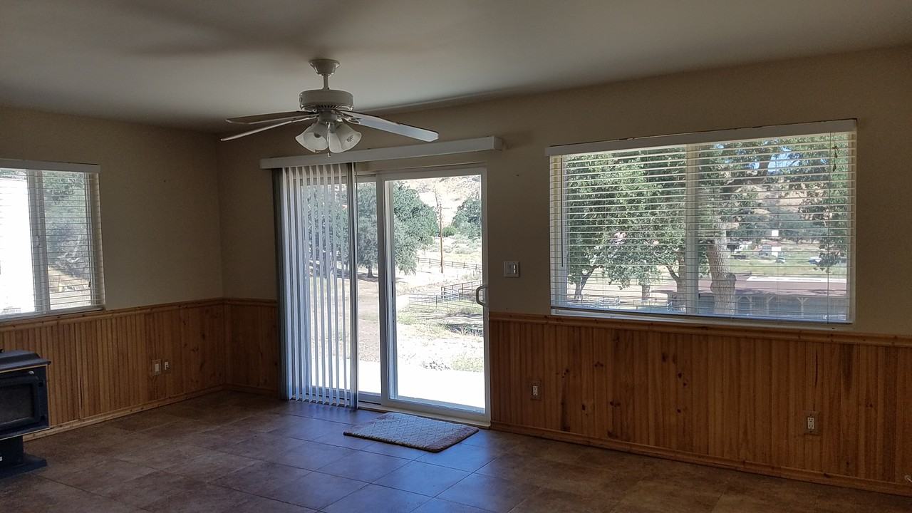 1042 Squirrel Ln - Photo 2 of 20