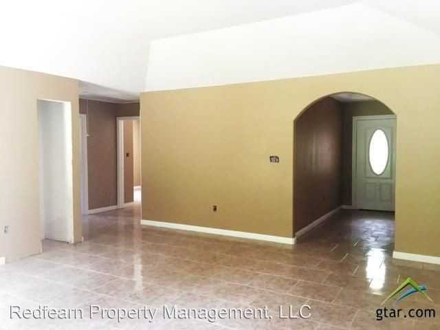 1425 E 9th St - Photo 3 of 8