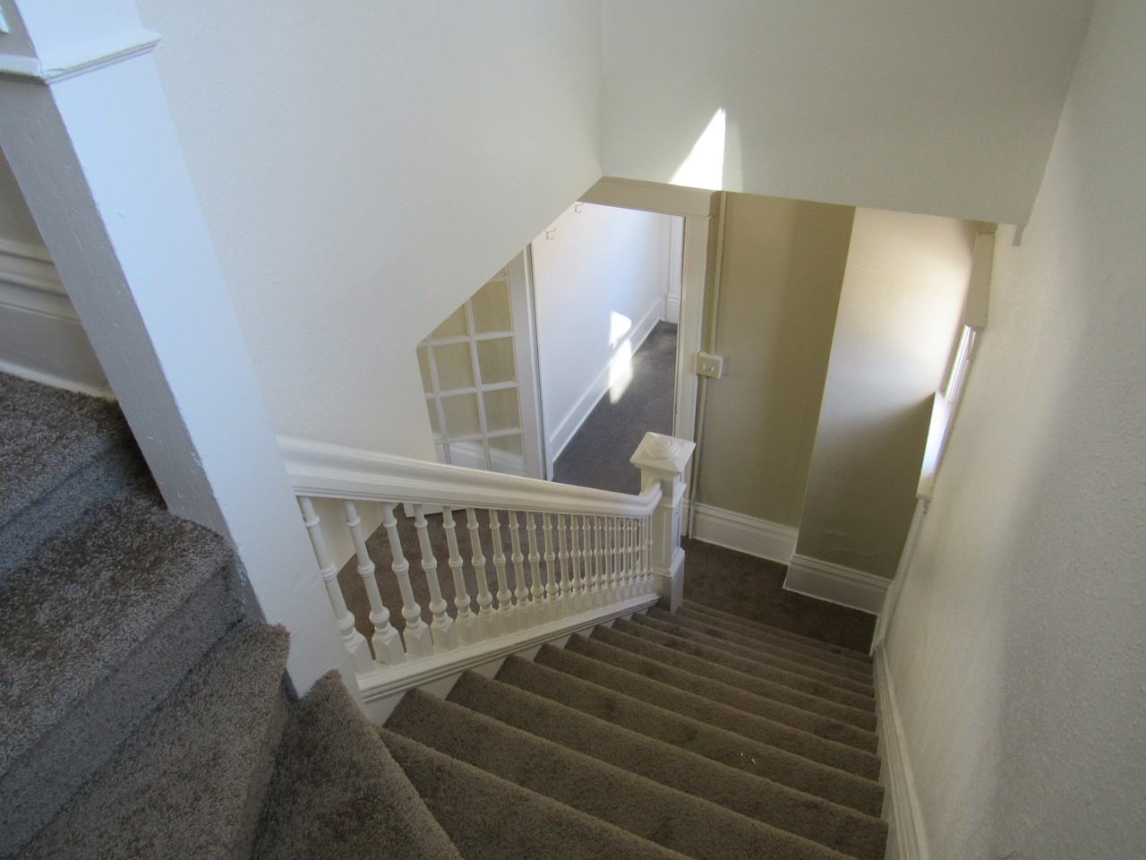 656 Main St E - Photo 3 of 31