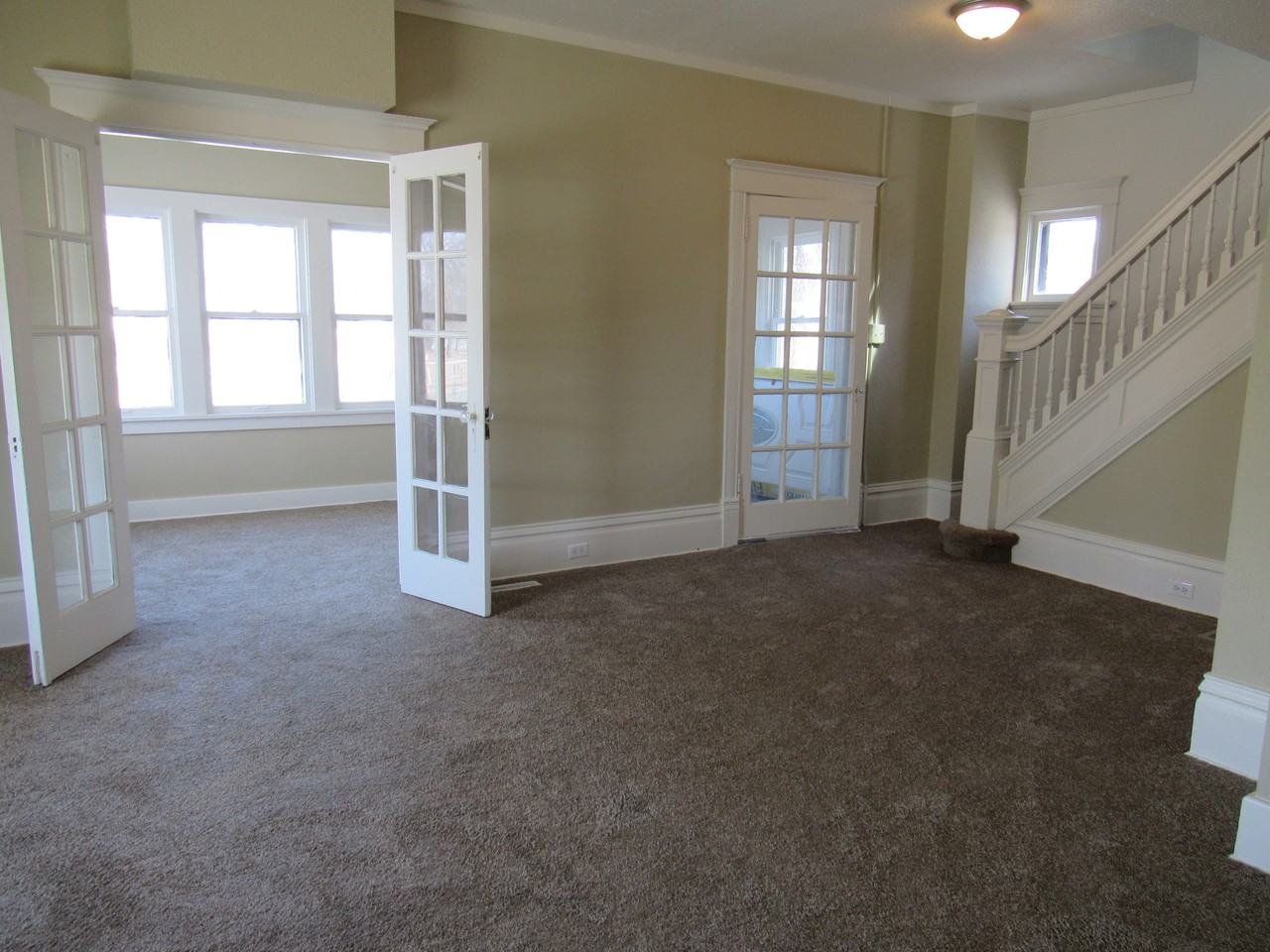 656 Main St E - Photo 2 of 31