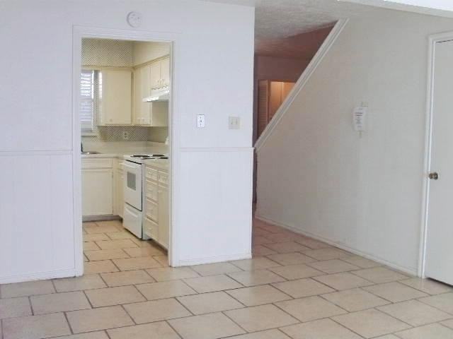 1910 Kingswood Ct - Photo 3 of 12