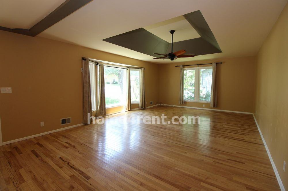 19001 Lowell Ave - Photo 3 of 21