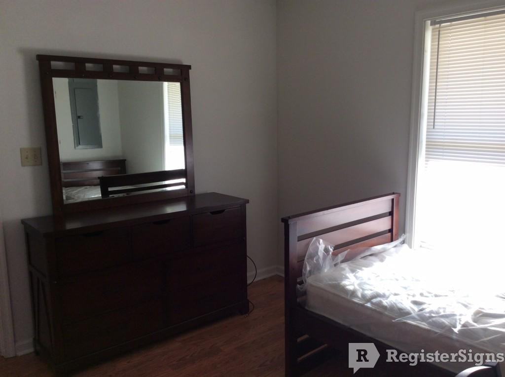 608 Oak St - Photo 2 of 8