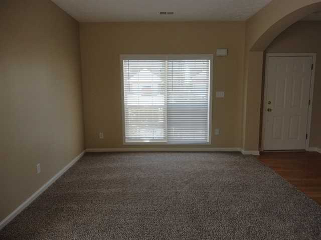 240 Winthrop Ln - Photo 3 of 20