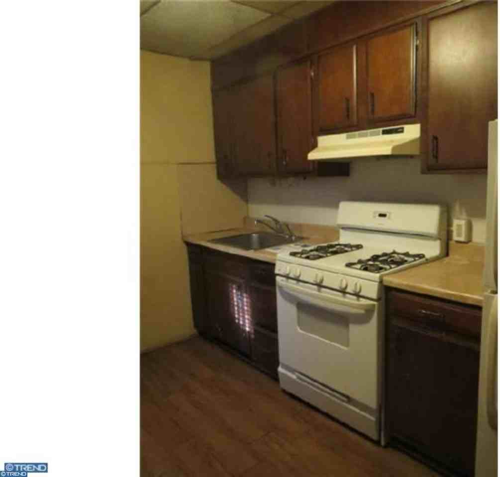 1041 Moss St - Photo 3 of 10