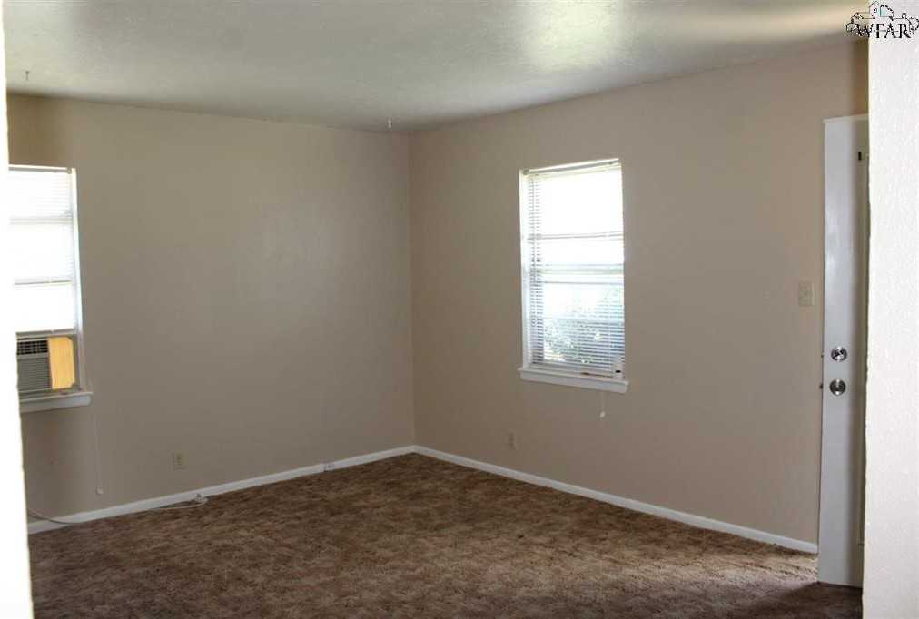 1407 Harris Ln - Photo 2 of 9