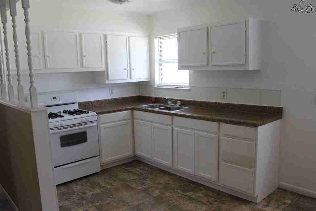 1407 Harris Ln - Photo 3 of 9