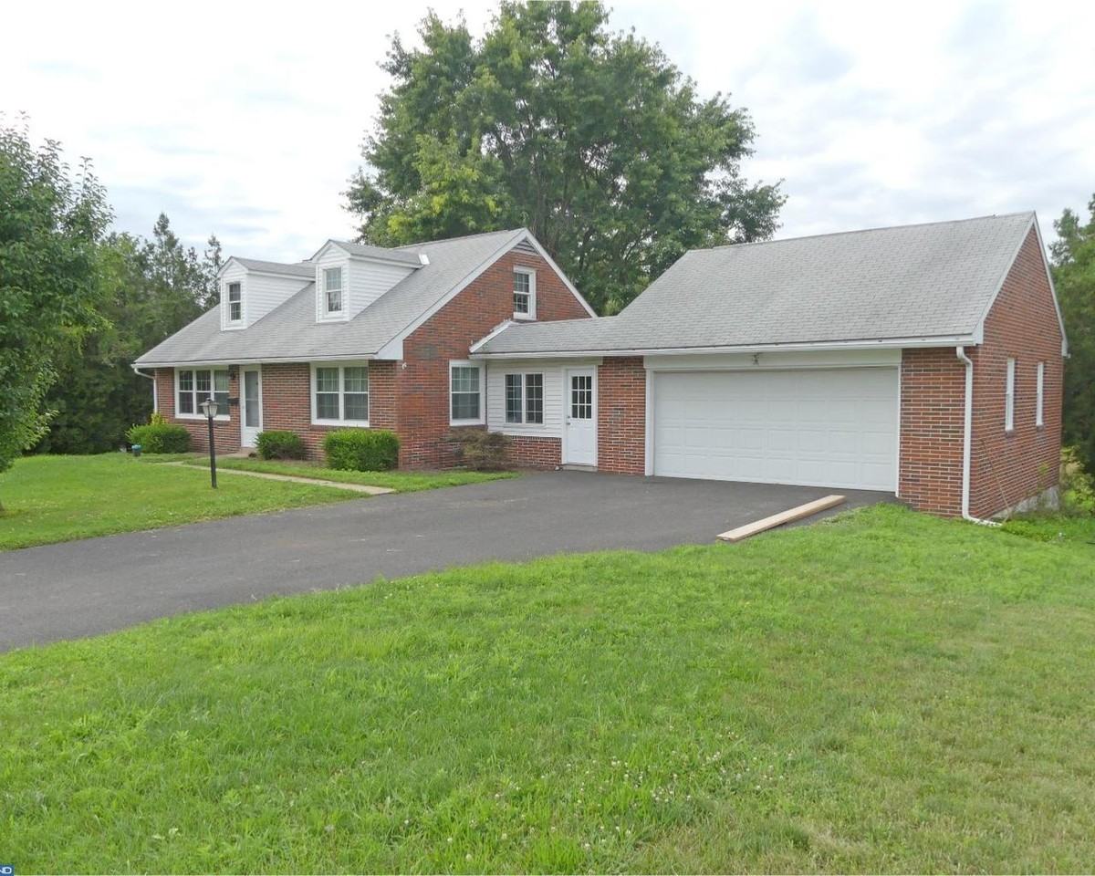 323 W 3rd St - Photo 2 of 21